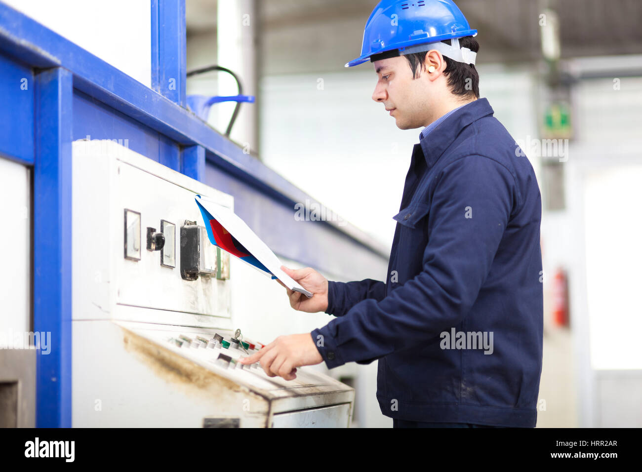 Технические специальности. Контролер транспортных средств. Машина технического обслуживания. Механик автотранспорта. Фабрика инженеры.