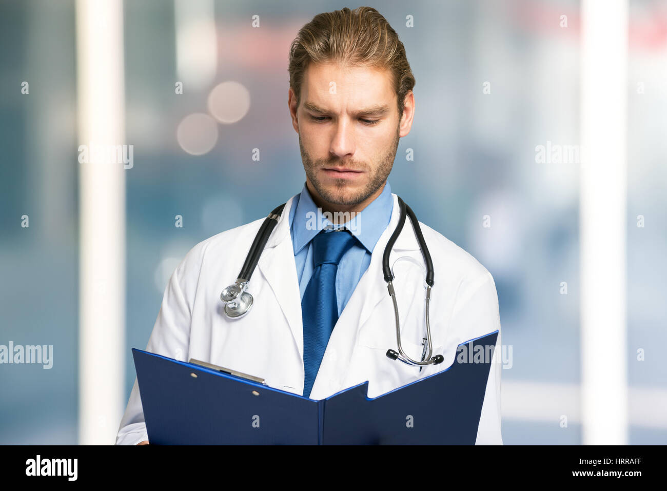 Doctor reader. доктор читает книгу фото. Doctor reader. врач читает. врач листает.