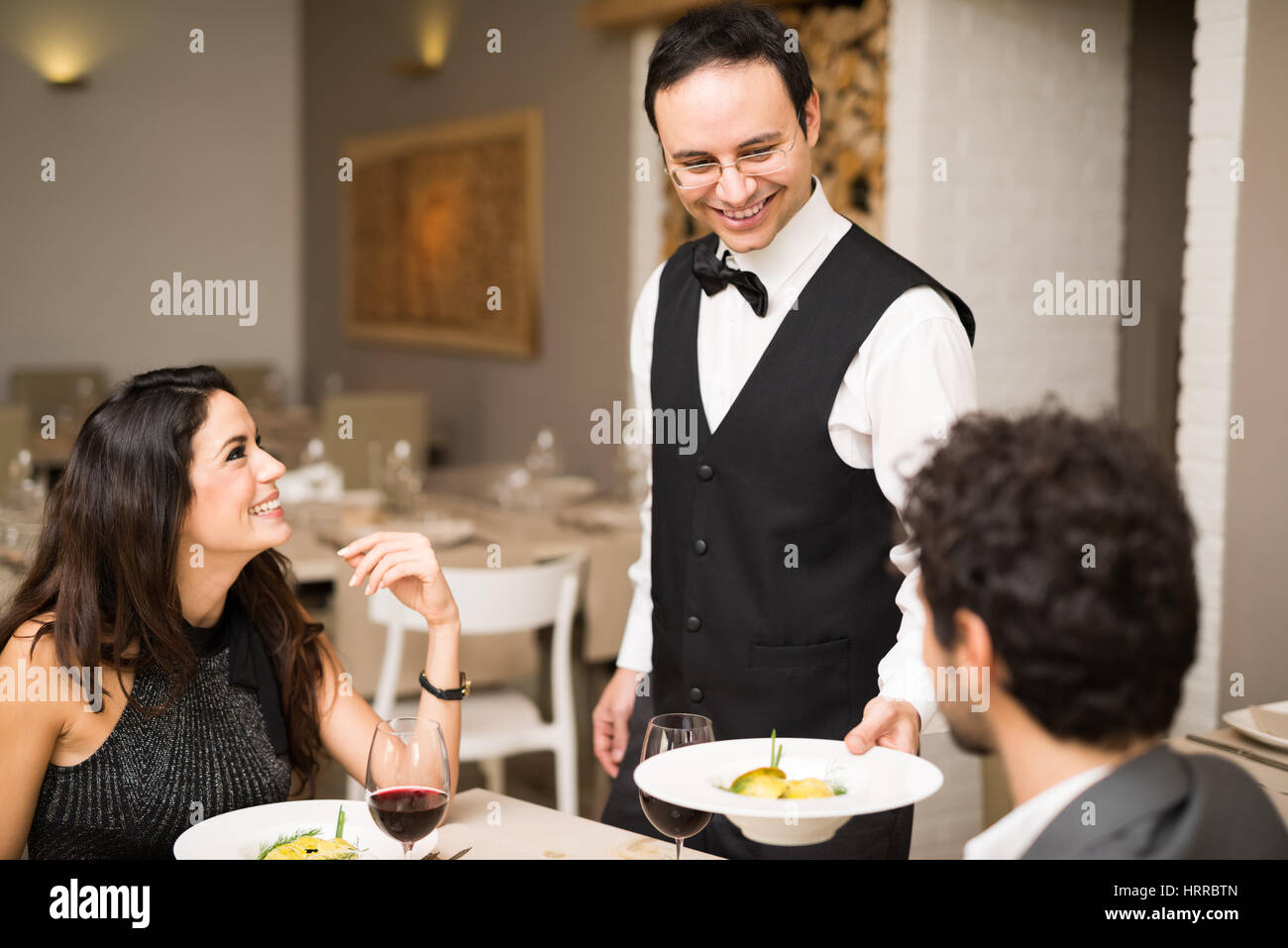 Тренинг в ресторане. Мужчина и официантка. Что такое по в ресторане. Ресторанный бизнес. Дегустация в ресторане.