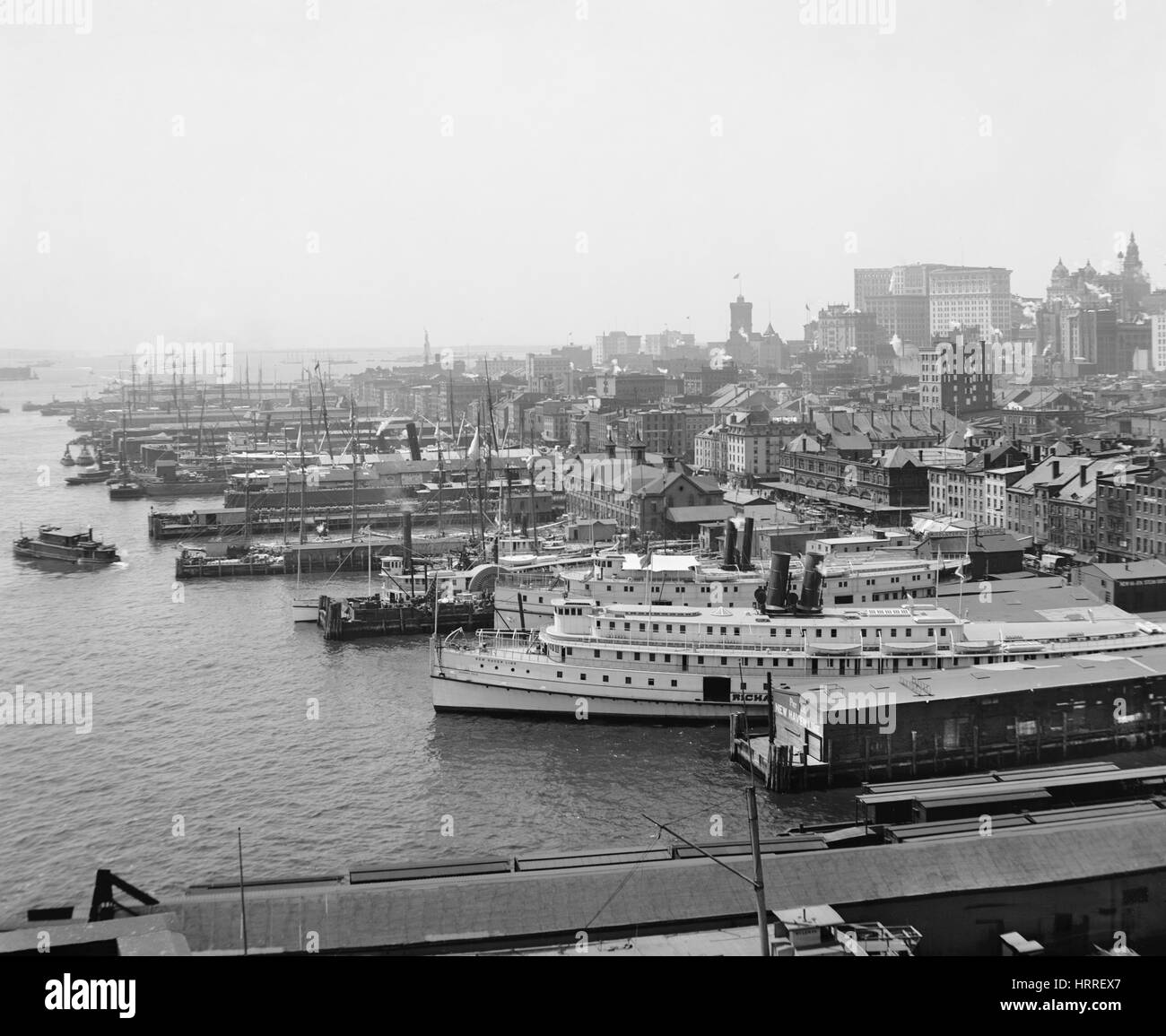 Riverfront Looking South from Brooklyn Bridge, New York City, New York, USA, Detroit Publishing Company, 1900 Stock Photo