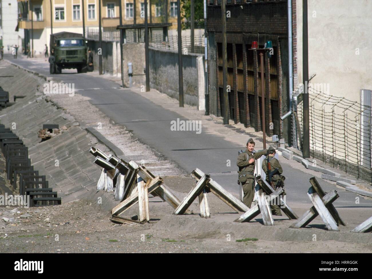 The Berlin Wall in 1986, DDR border police ( Volkspolizei ) Stock Photo