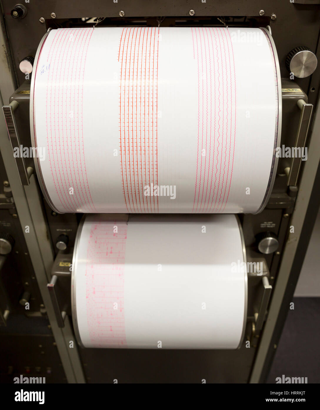 Seismograph records an earthquake on the sheet of measuring paper.  Seismological device for measuring earthquakes. Seismograph machine needle  drawing Stock Photo - Alamy