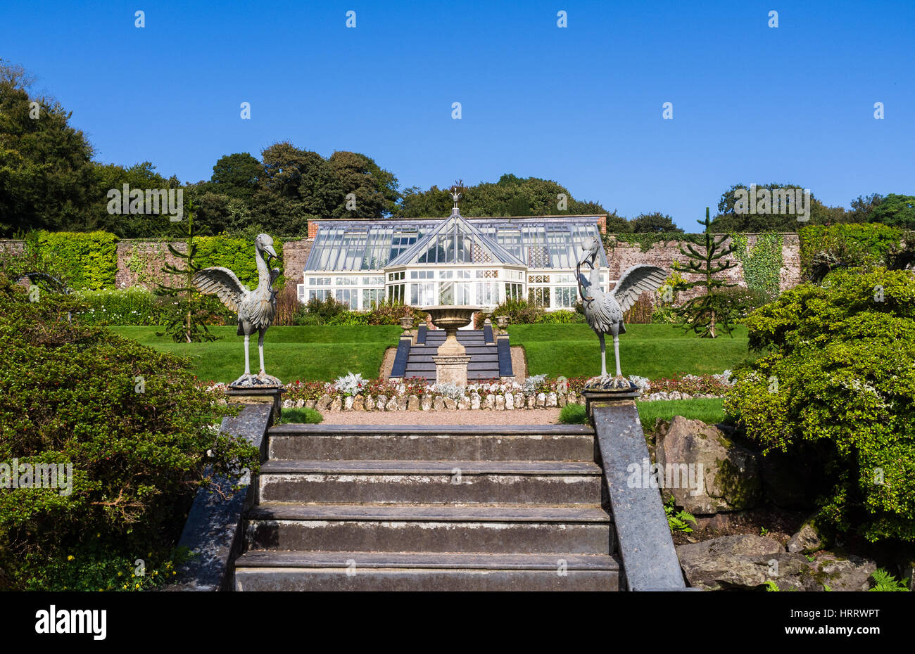 Formal topiary manor house hi-res stock photography and images - Alamy