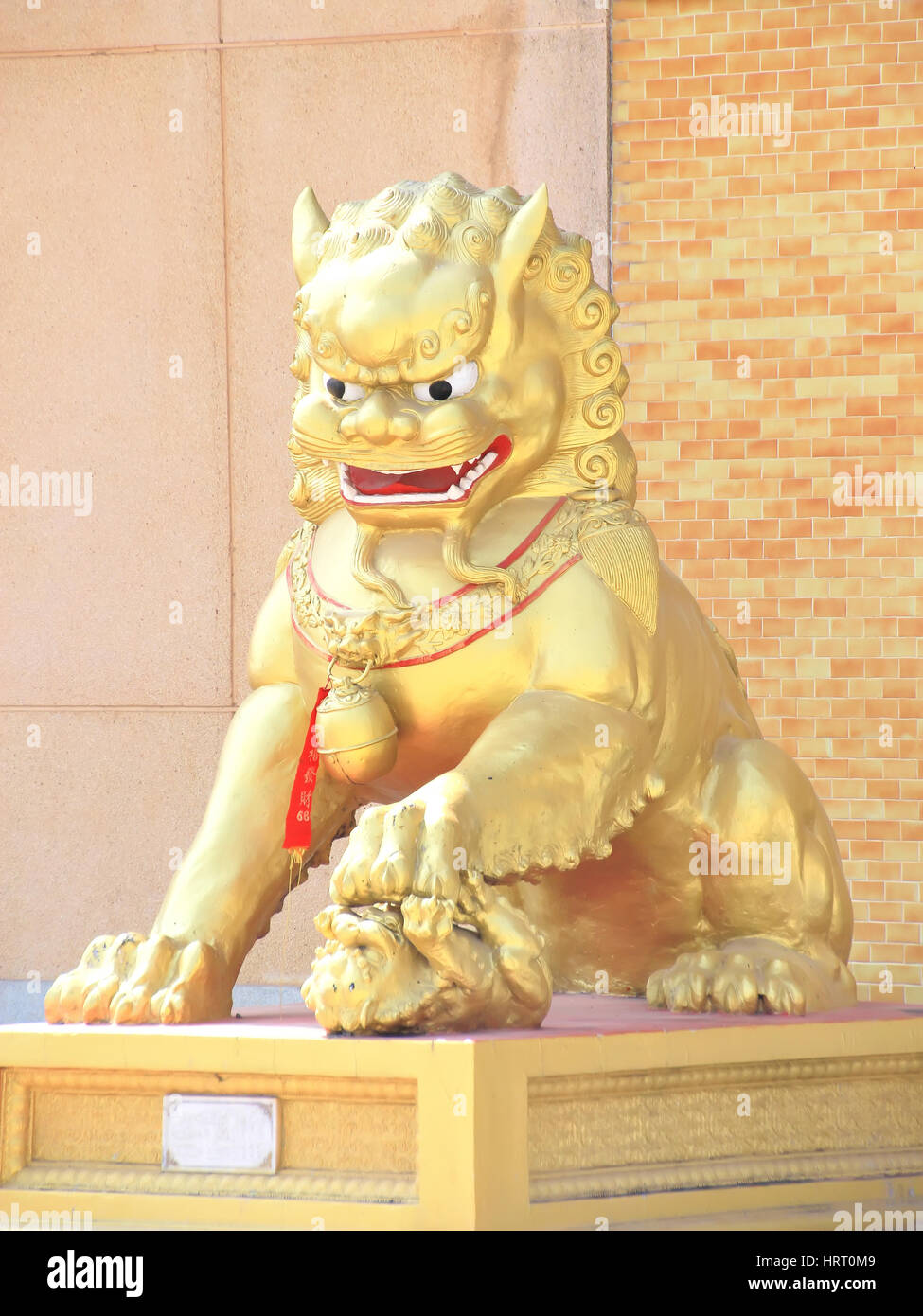 Golden lion statue hi-res stock photography and images - Alamy