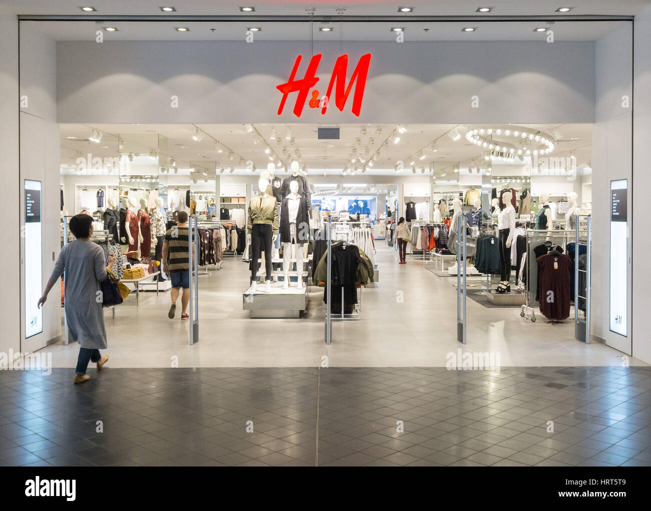 The H & M store, Broadway Shopping Centre, Sydney Stock Photo - Alamy