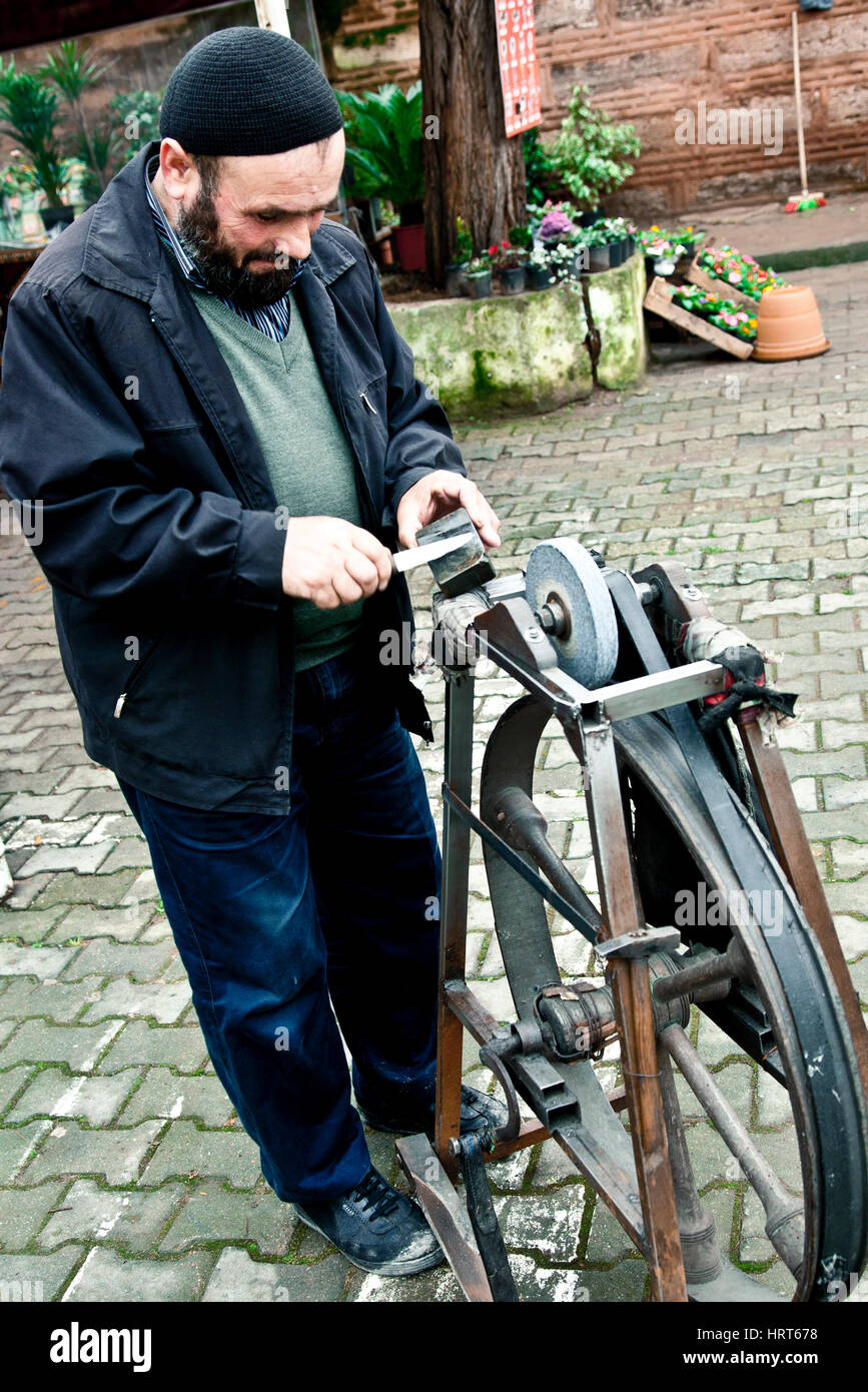 Ambler man goes far in an old trade: Knife-sharpening