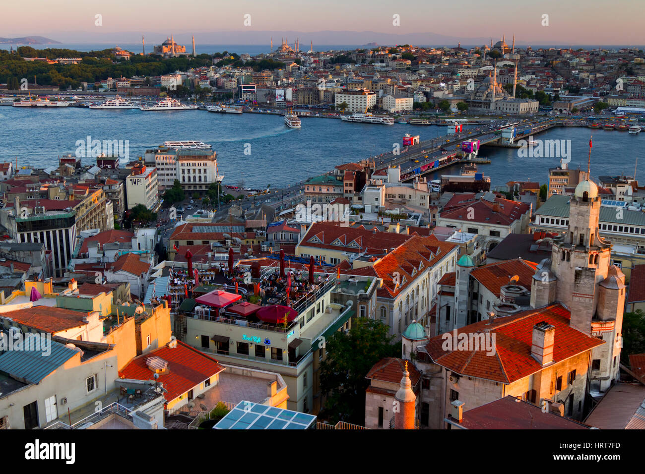 Гугл стамбула. Город Стамбул Турция. Вид на золотой Рог Стамбул. Золотой Рог. На белом фоне надпись Стамбул и достопримечательности.