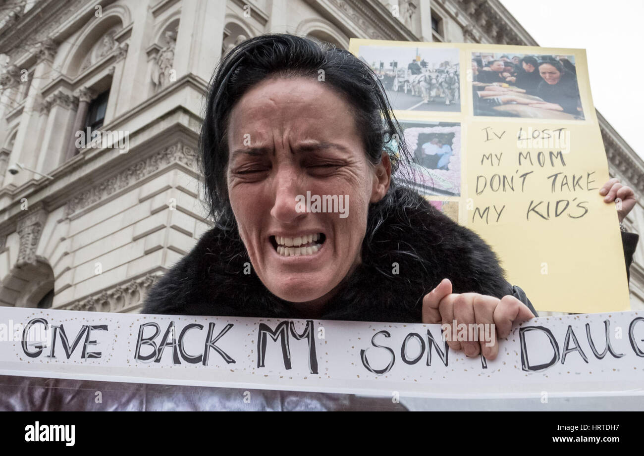 Irish traveller Elizabeth Crumlish and other members from the traveller community protest outside Downing Street demanding the return of her children currently in the care of social services. Stock Photo
