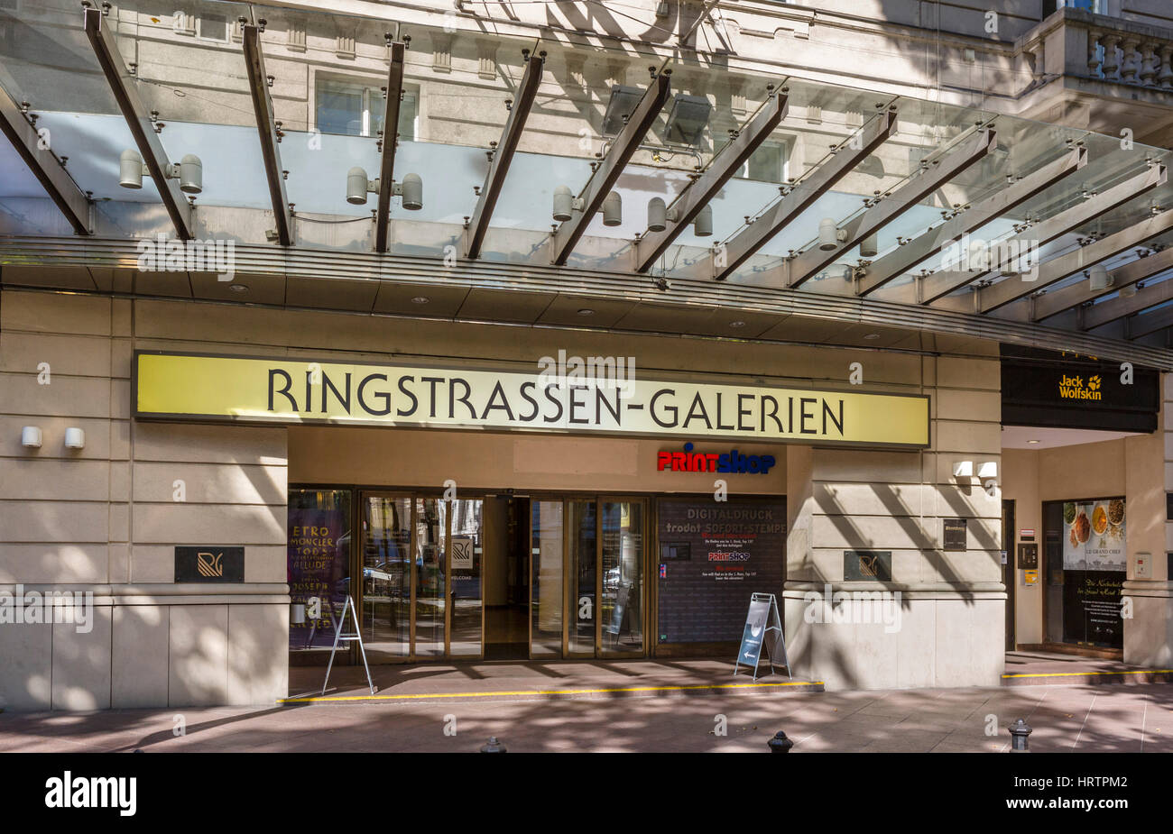The Ringstrassen-Galerien shopping centre on the Ringstrasse (Ring Road), Kärntner Ring, Vienna, Austria Stock Photo