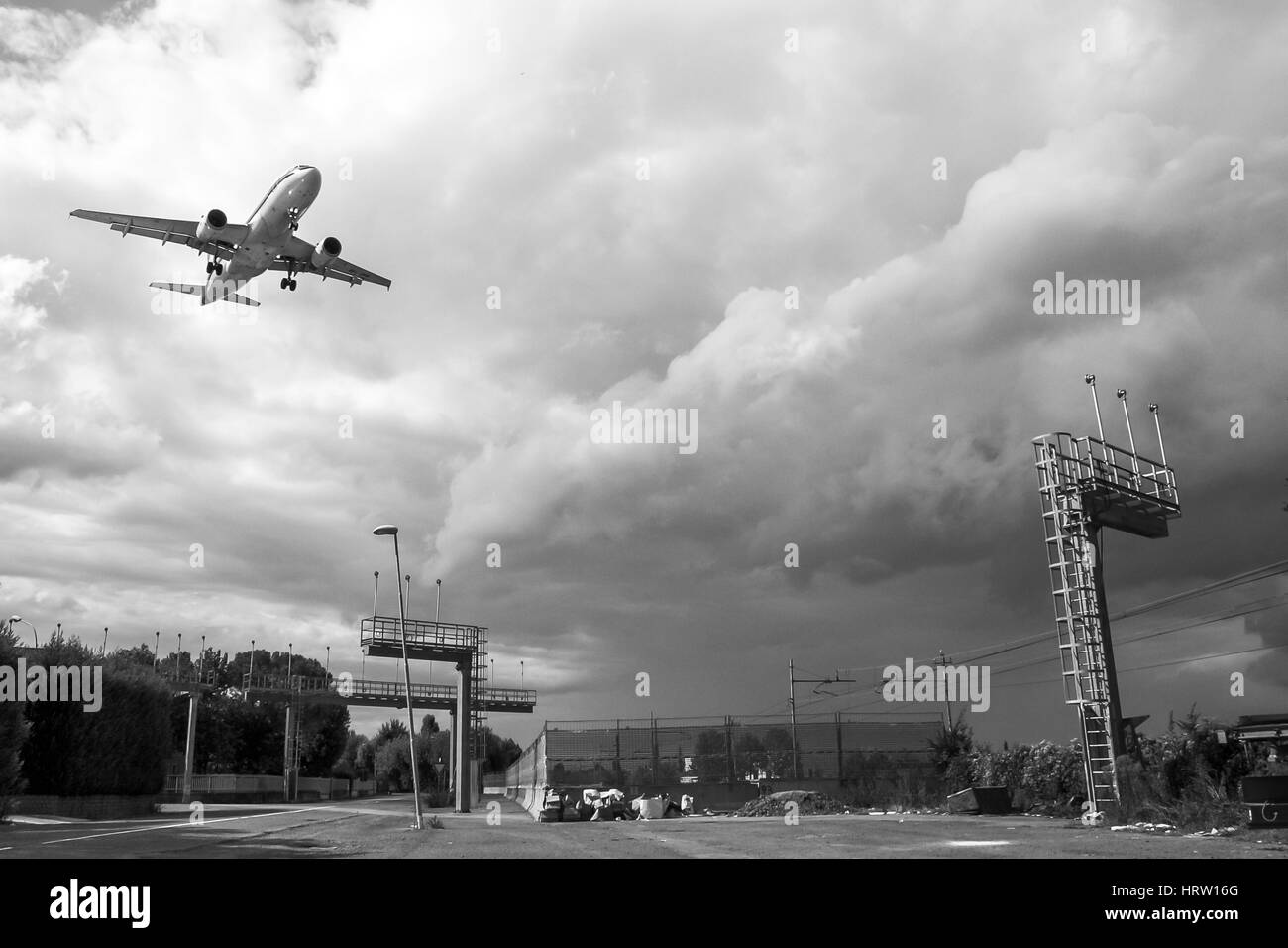 Airplane wings landing Black and White Stock Photos & Images - Alamy