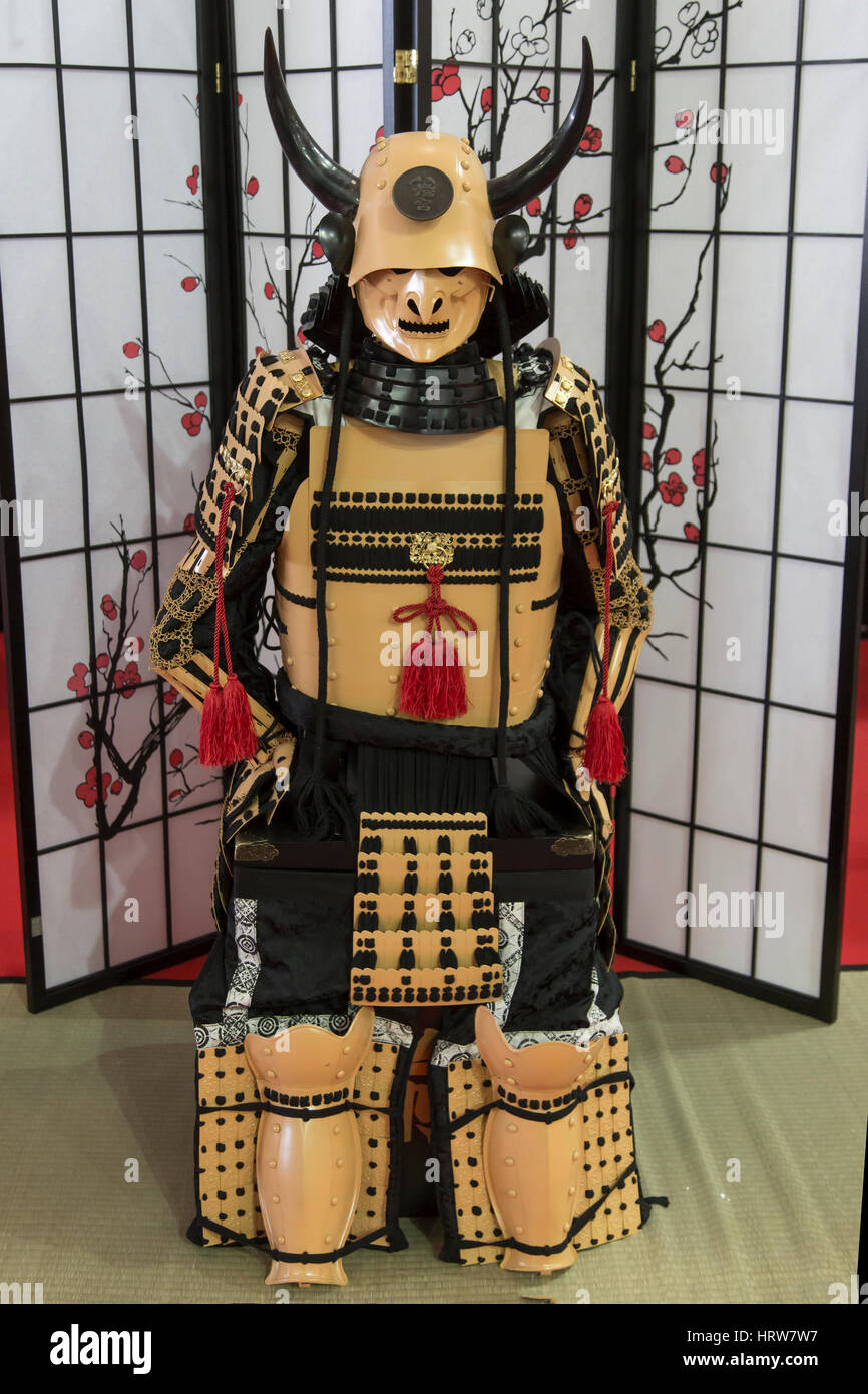 Japanese samurai armor fotografías e imágenes de alta resolución - Alamy
