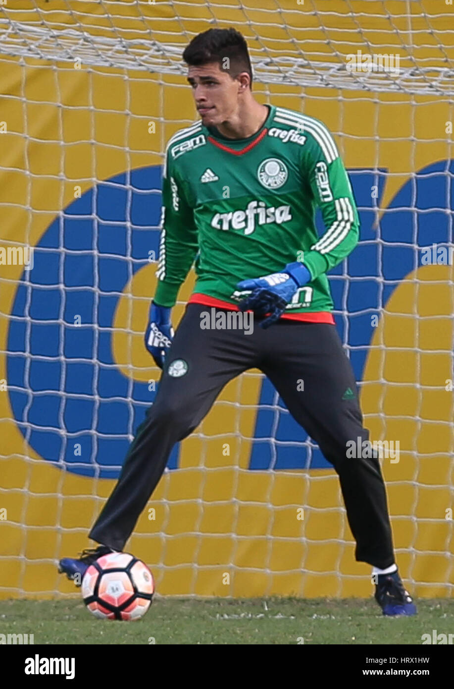 SÃO PAULO, SP 04.03.2017 TREINO DO PALMEIRAS The goalkeeper