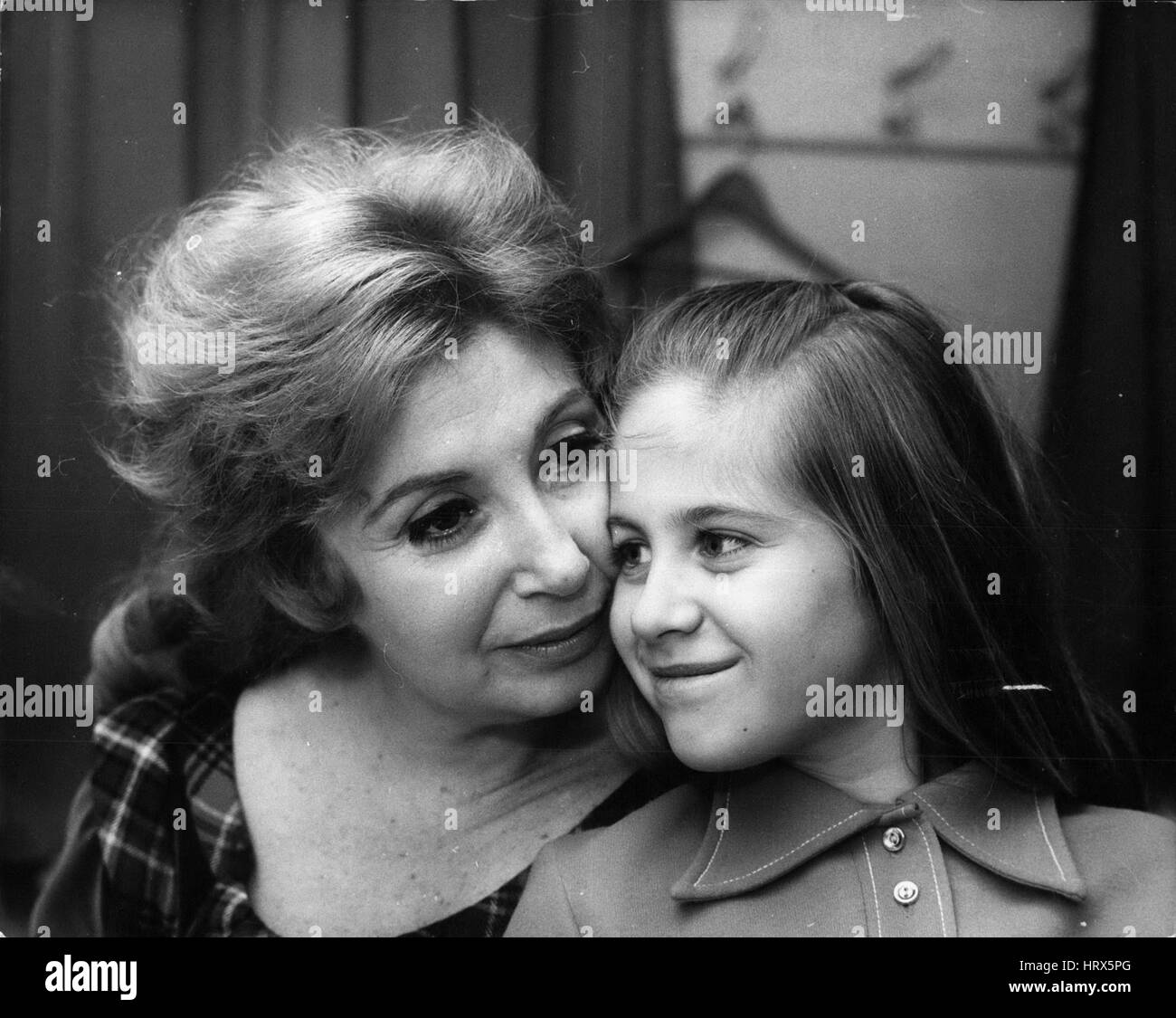 Dec. 12, 1970 - 11-year-old Muffy who is deaf arrives here for her opera Mother's British debut at Covent Garden. Beverly Sills, the idol of America's opera public, makes her British debut at the Royal Opera House, Covent Garden, on Wednesday December 23rd. Her 11-year-old daughter, Muffy has come here for the occasion. Muffy adores opera yet the sad thing is that she has never heard her mother sing a note, for she is deaf. Beverly is now rated on both sides of the Atlantic as something special among operatio sopranos. Photo shows Beverly Sills pictures with her 11-year-old daughter Muffy in h Stock Photo