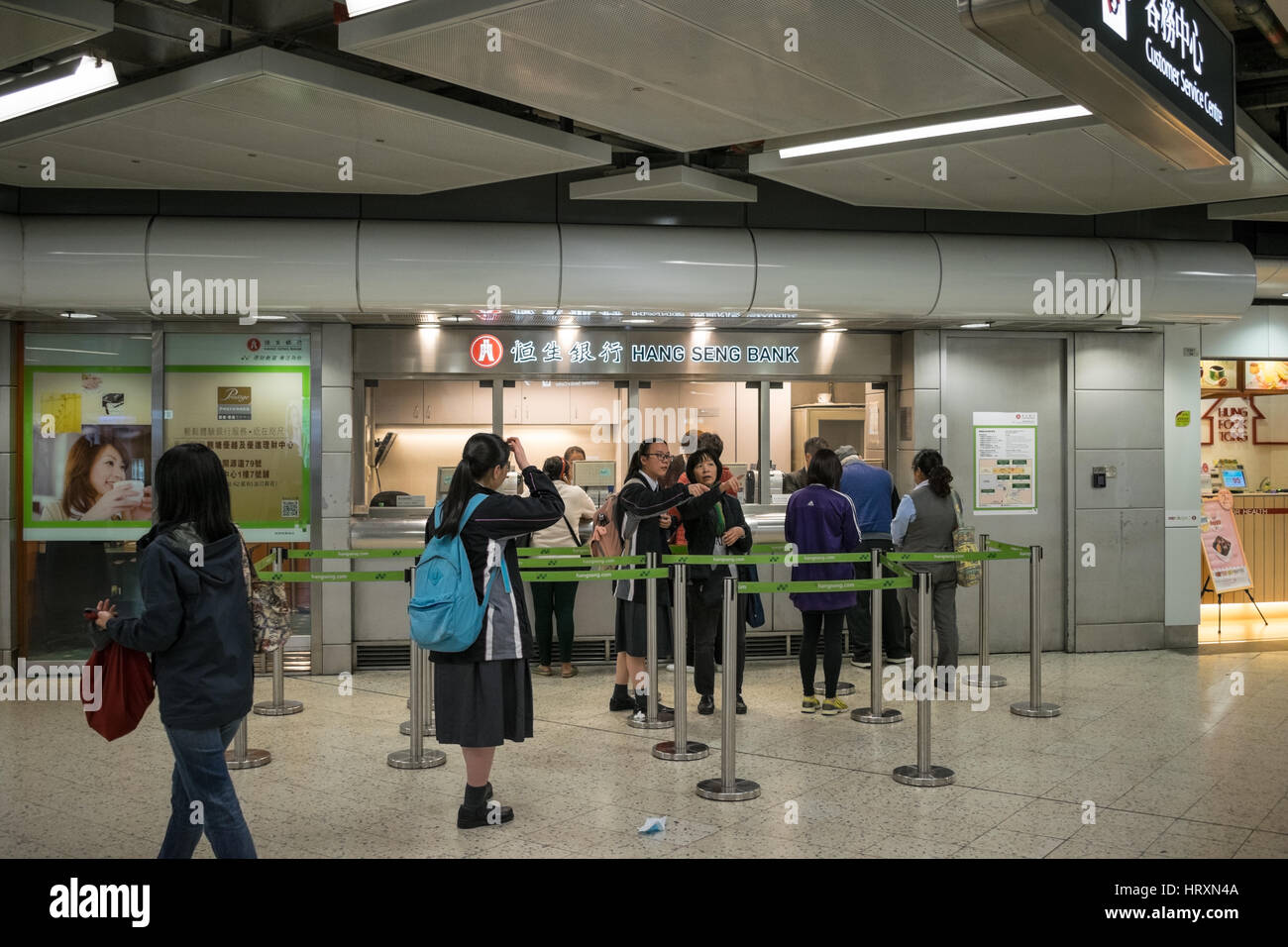Customers queuing at Hang Seng Bank in Hong Kong Stock Photo