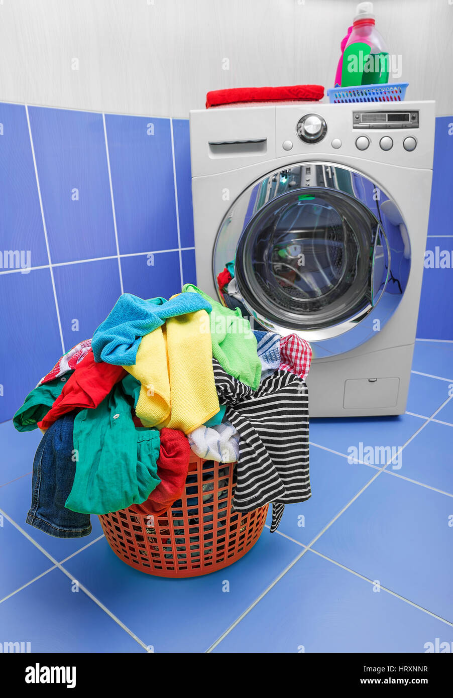 Washing machine laundry basket hires stock photography and images Alamy