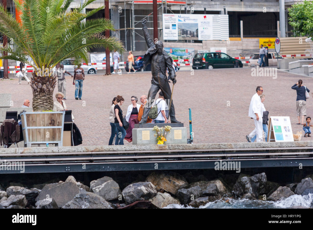Tourists and the Freddie Mercury statue, by artist Irena Sedlecka, on Market Square facing  Lake Geneva. Montreux, Switzerland Stock Photo