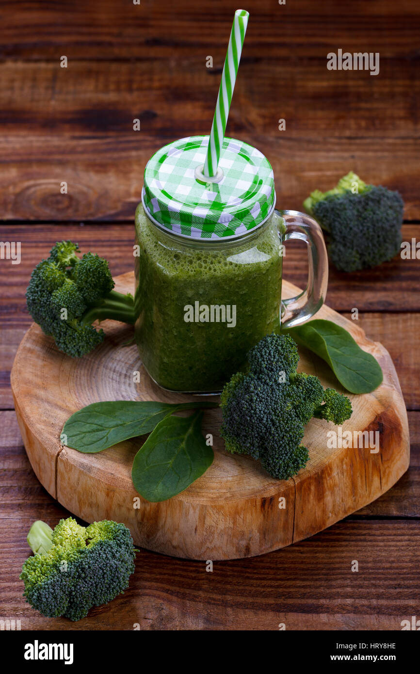 Green smoothie with broccoli, spinach and apple juice Stock Photo Alamy