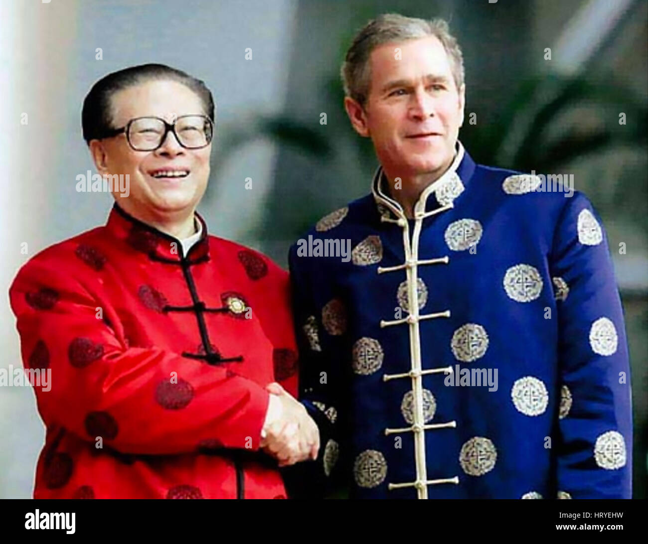 US PRESIDENT GEORGE W. BUSH with Chinese President Jiang Zemin in Shanghai 21 October 2001 Stock Photo