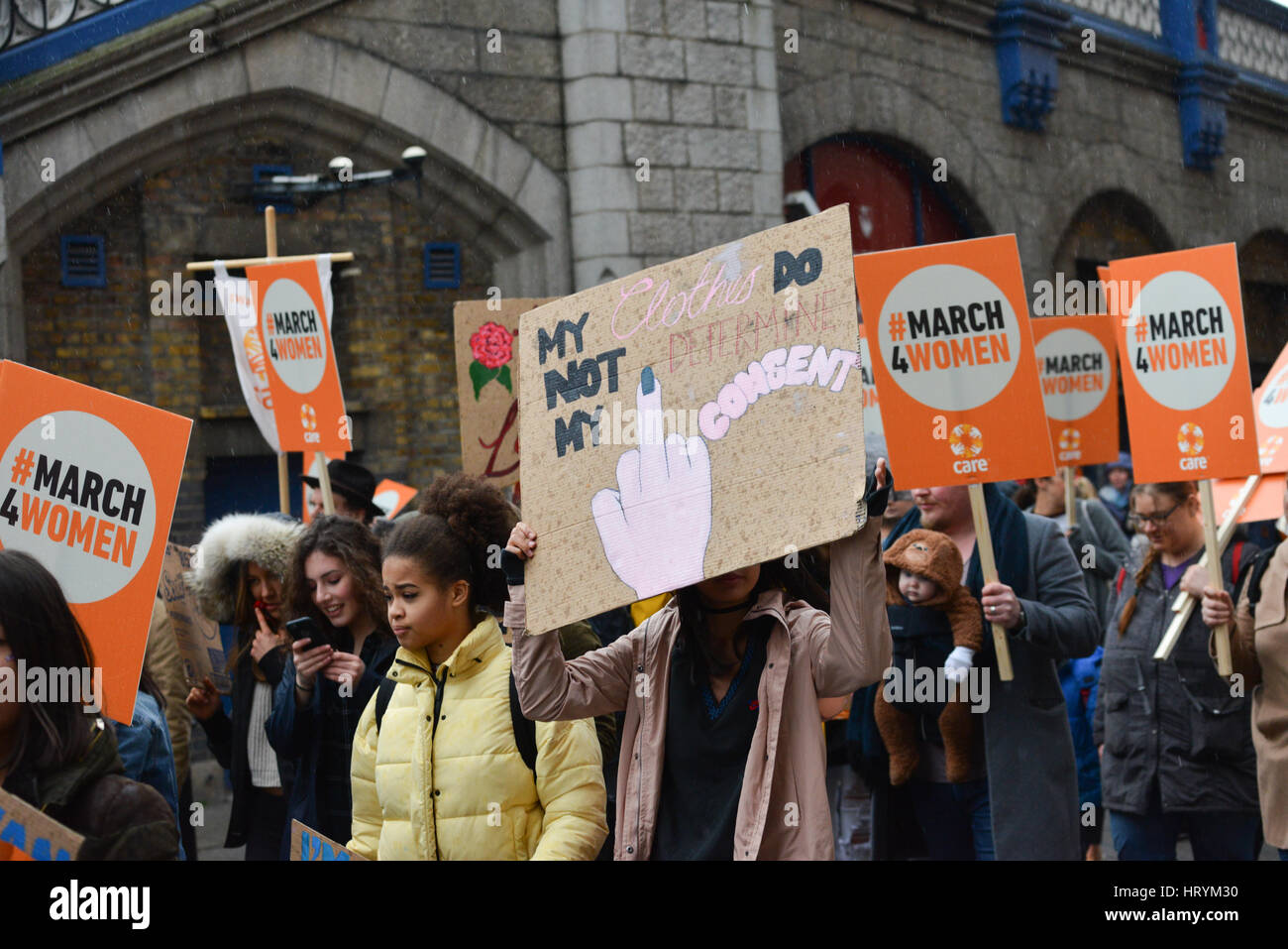 Tower Bridge, London, UK. 5th March 2017. The March 4 Women crosses Tower Bridge. Credit: Matthew Chattle/Alamy Live News Stock Photo