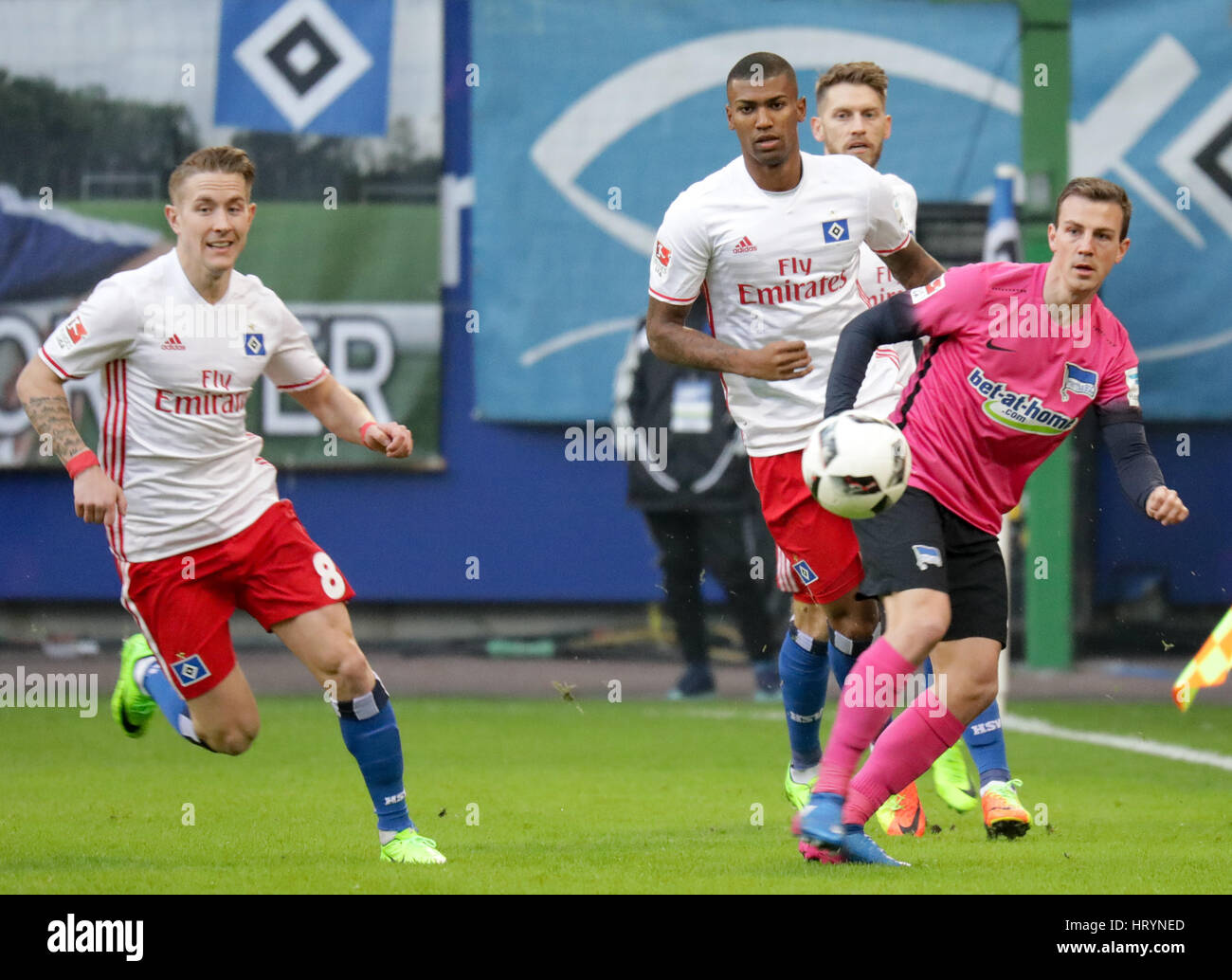Hamburg's Lewis Holtby (l-r), Walace, Aaron Hunt and Berlin's Vladimir ...