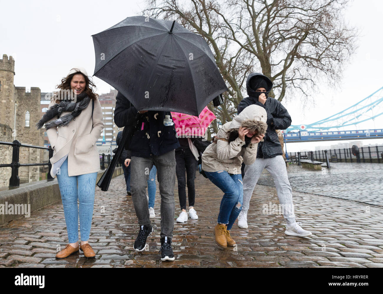 london-uk-5th-mar-2017-tourists-are-caught-in-a-heavy-rain-shower