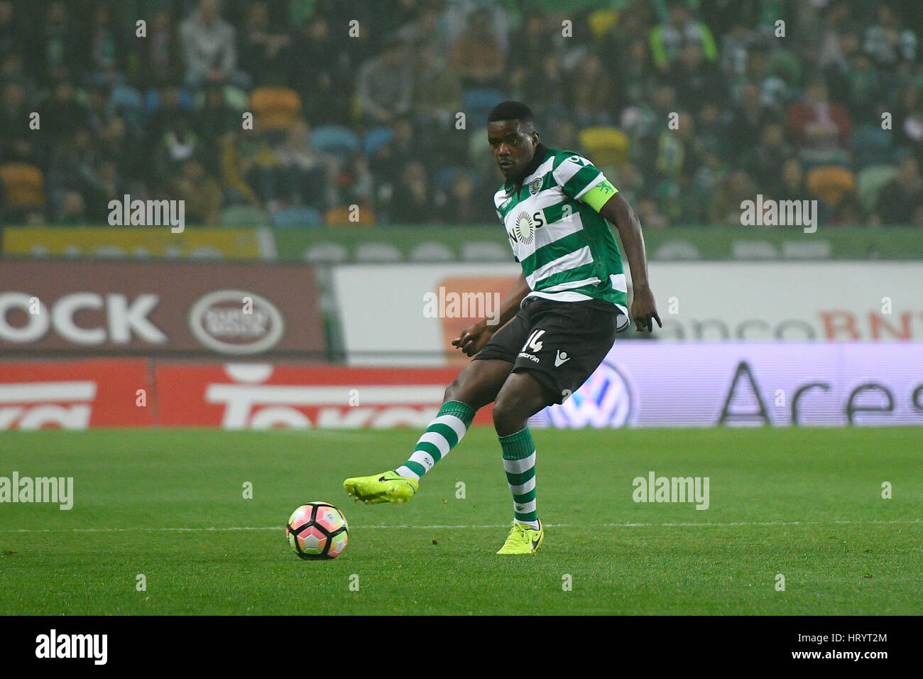 Portugal, Lisbon, Mar. 05, 2017 - FOOTBALL - William Carvalho, Sporting midfielder, in action during match between Sporting Clube de Portugal and Vitória Guimarães for Portuguese Football League match at Estádio Alvalade XXI, in Lisbon, Portugal. Credit: Bruno de Carvalho/Alamy Live News Stock Photo