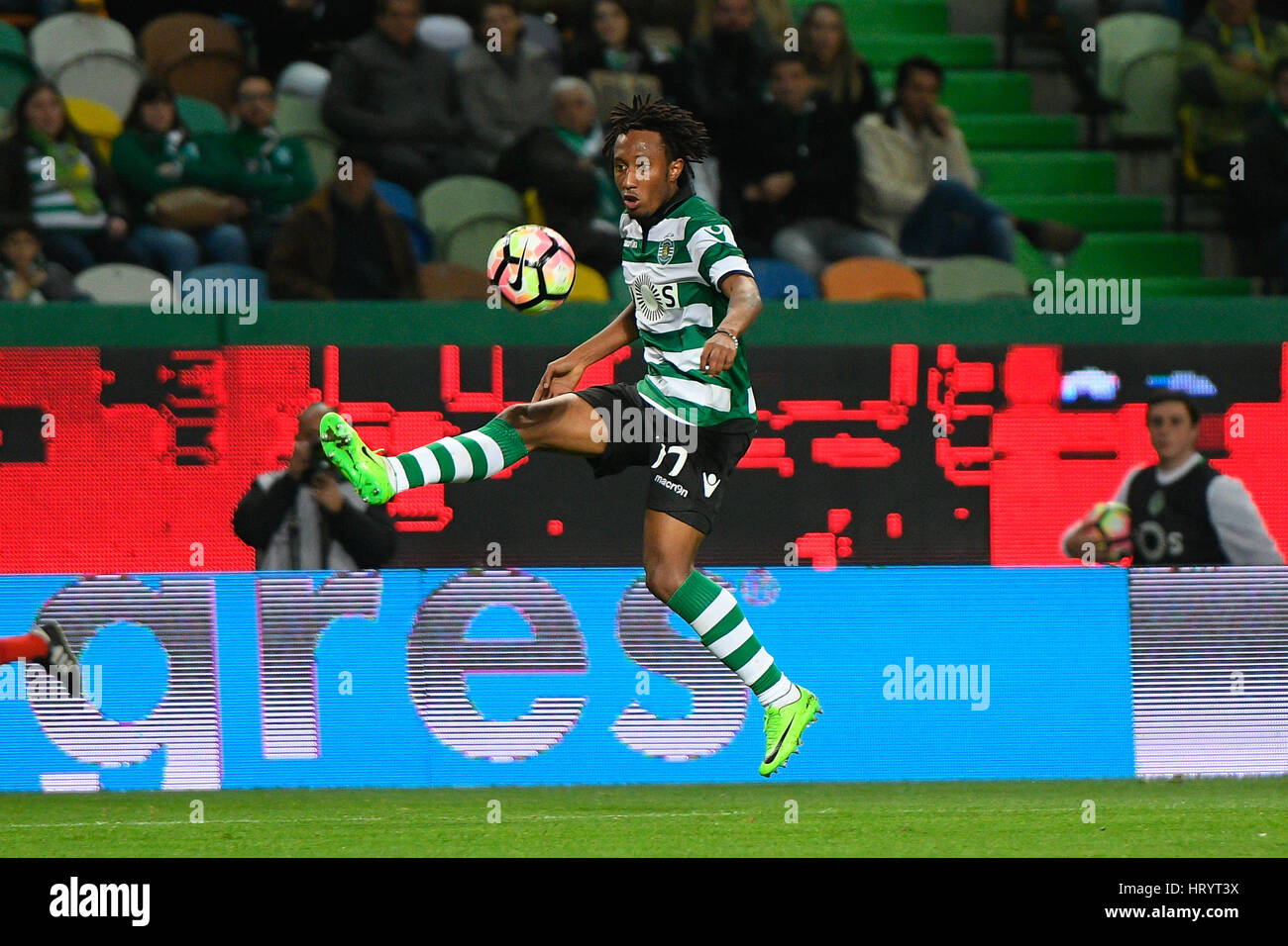Portugal, Lisbon, Mar. 05, 2017 - FOOTBALL - Gelson Martins, Sporting player, in action during match between Sporting Clube de Portugal and Vitória Guimarães for Portuguese Football League match at Estádio Alvalade XXI, in Lisbon, Portugal. Credit: Bruno de Carvalho/Alamy Live News Stock Photo