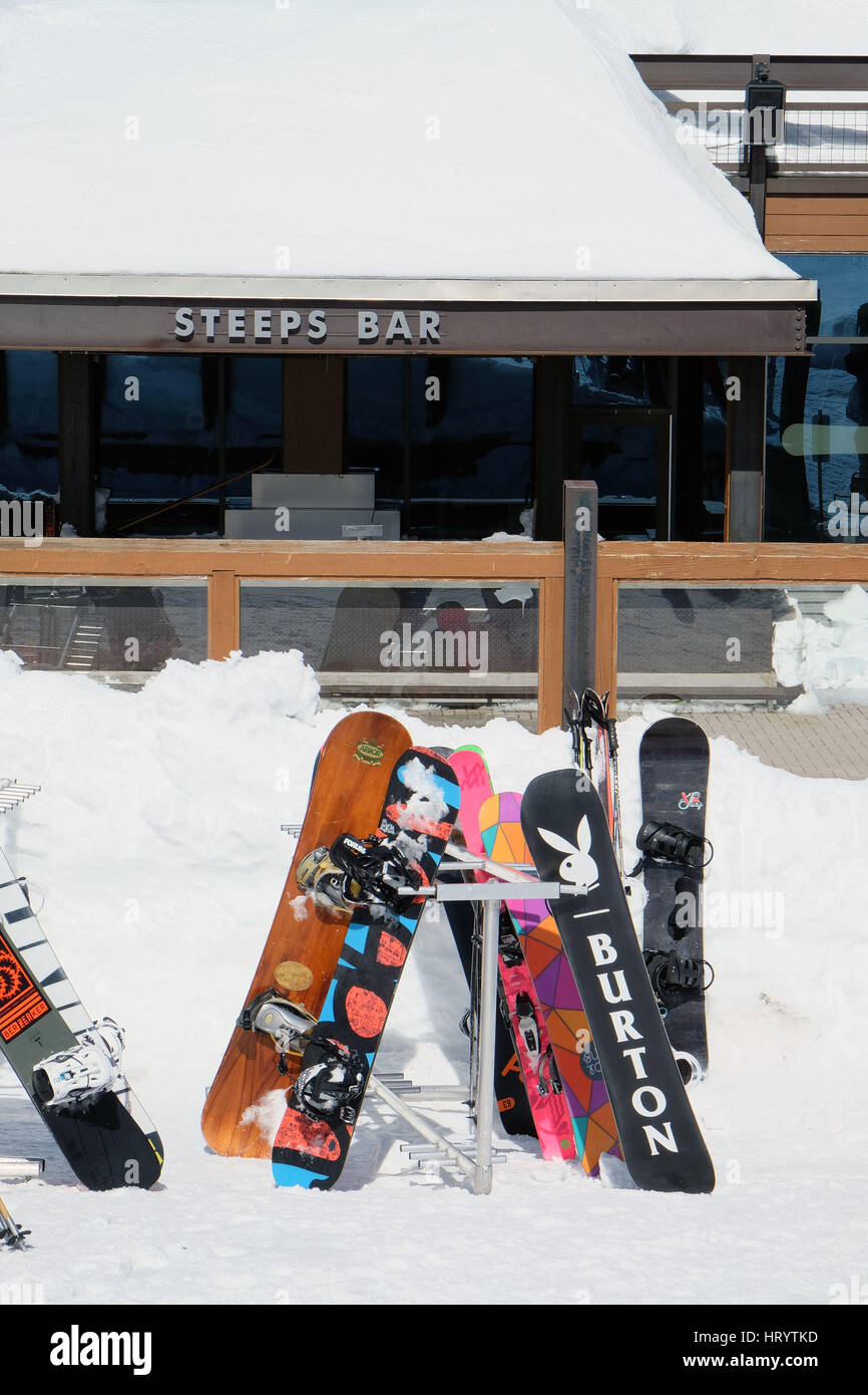 Mammoth Lakes, California, USA. 4th Mar, 2017. Snowboards at McCoy station bar enjoy the historic levels of snow on the slopes at Mammoth Mountain ski resort. 43 feet of snow have fallen on the Mammoth Mountain ski resort in Southern California so far this season, with snow piled high around cabins and walkways. Freeways and schools across the Sierra have been closed at times, and firefighters are having trouble finding fire hydrants. New measurements from the California Department of Water Resources show that California's incredibly wet winter has resulted in historically high snowpack level Stock Photo