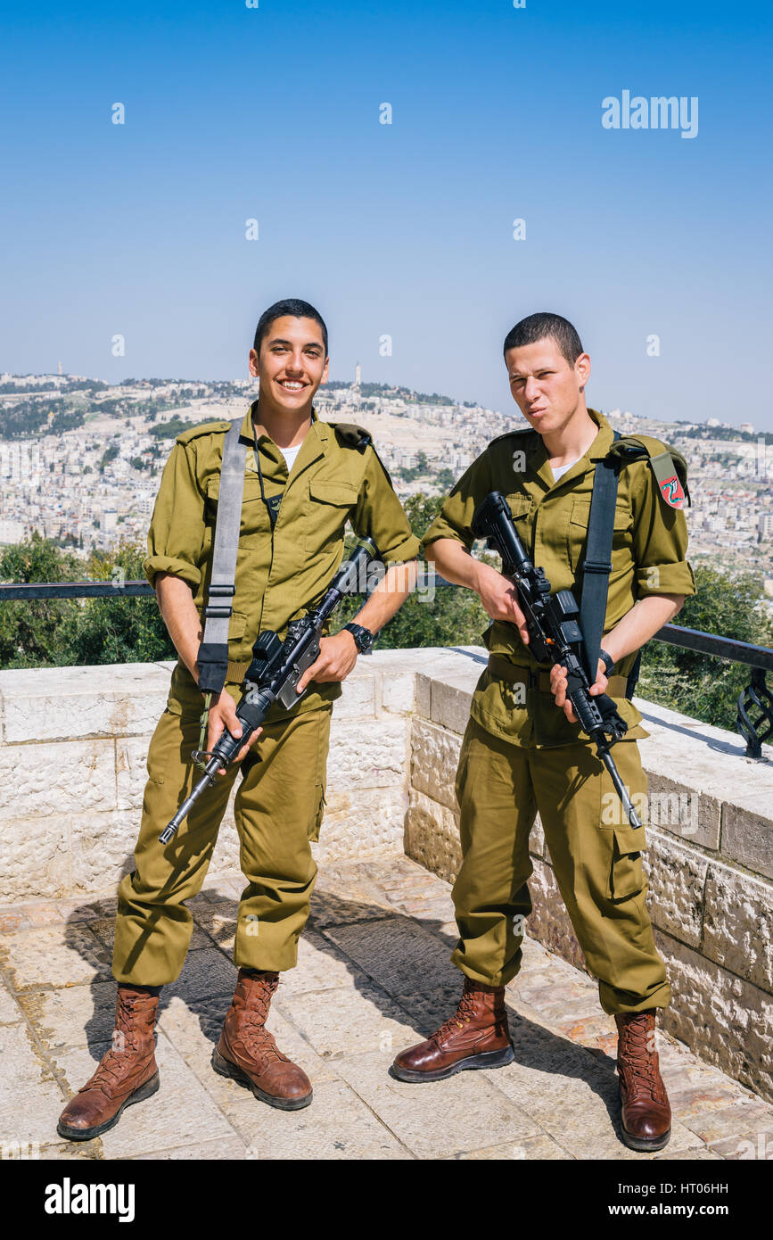 Soldiers of the Israeli Defence Force (IDF) pose while on patrol in Jerusalem, Israel Stock Photo