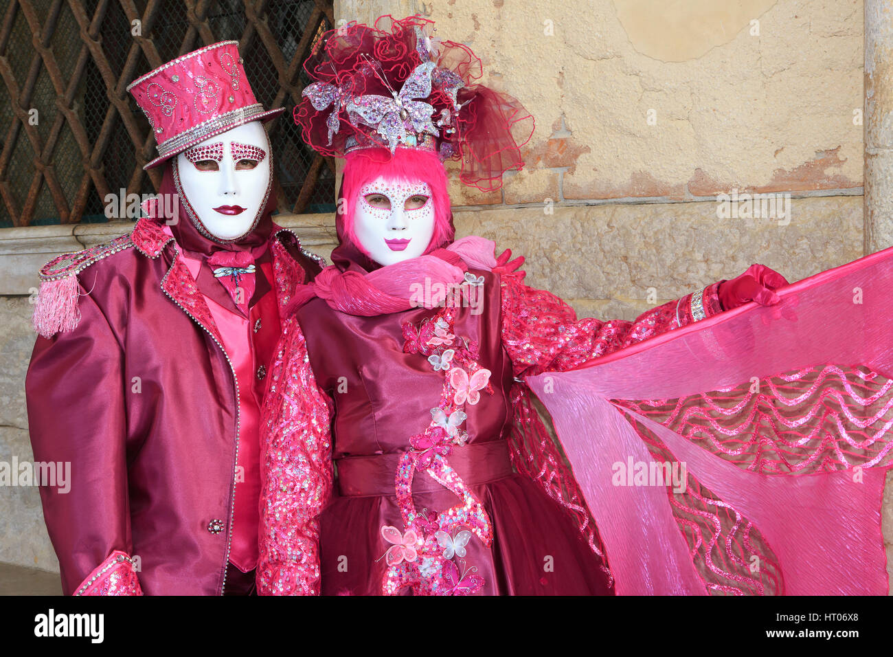 A couple in pink costumes outside the Doge's Palace during the Carnival of  Venice, Italy Stock Photo - Alamy