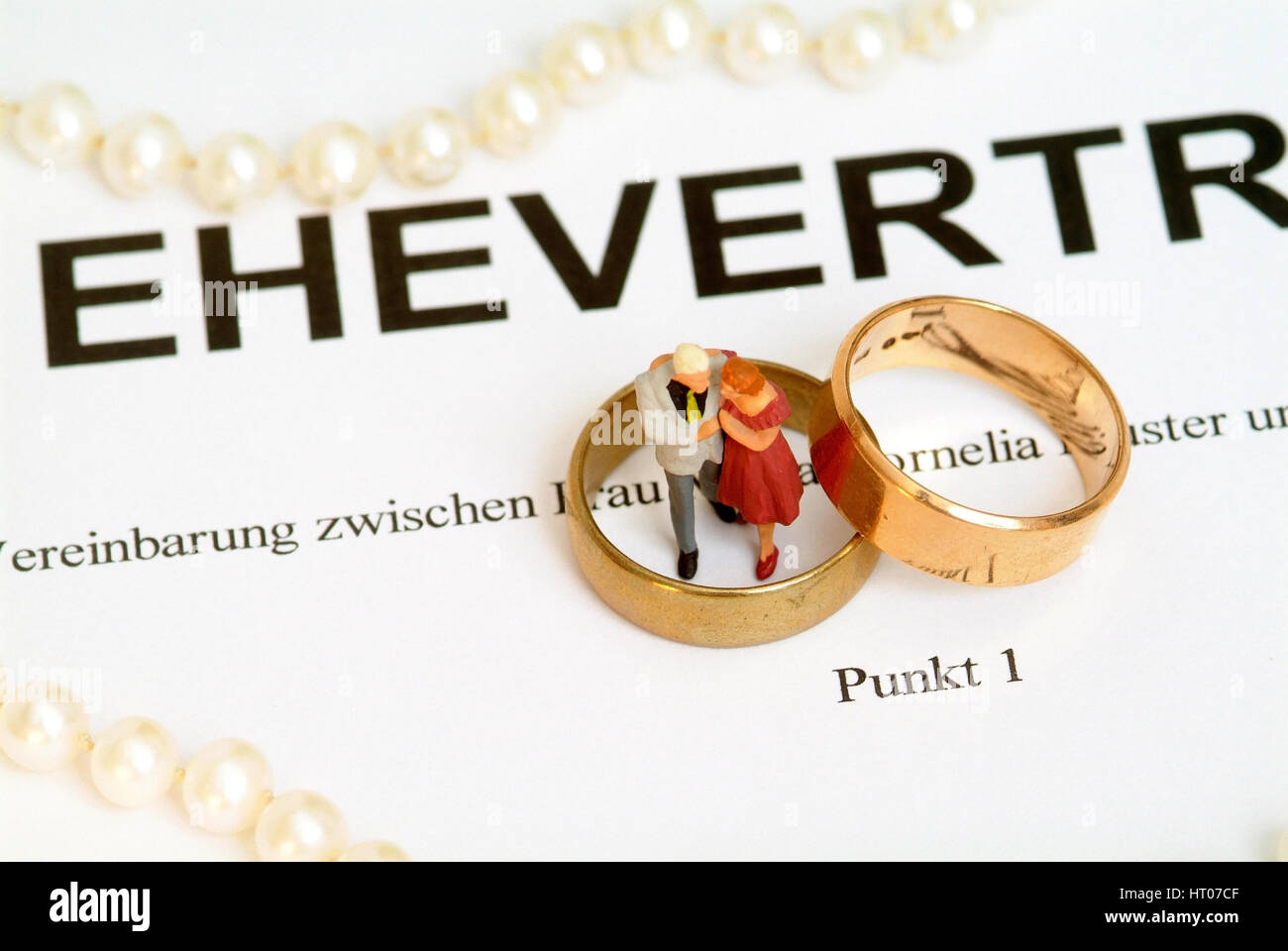 Symbolbild Ehevertrag - syymbolic for marriage contract Stock Photo