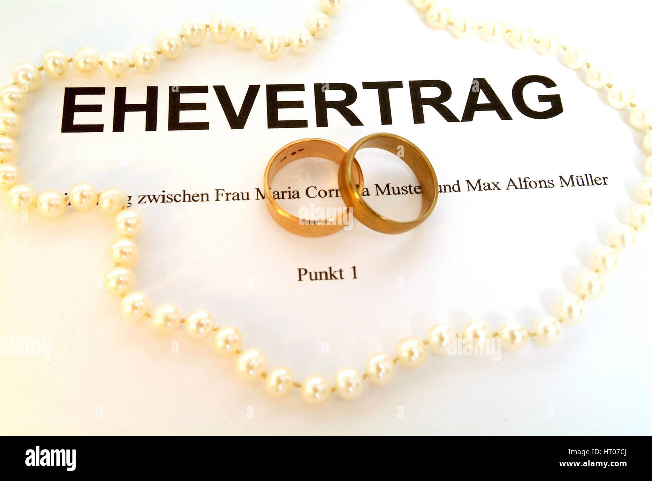Symbolbild Ehevertrag - syymbolic for marriage contract Stock Photo