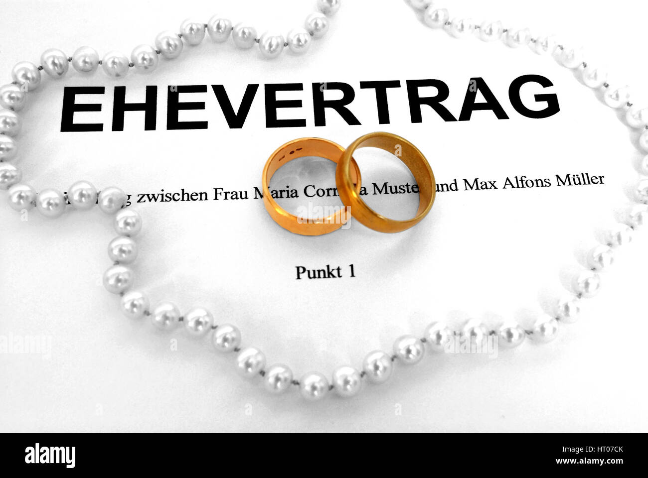 Symbolbild Ehevertrag - syymbolic for marriage contract Stock Photo