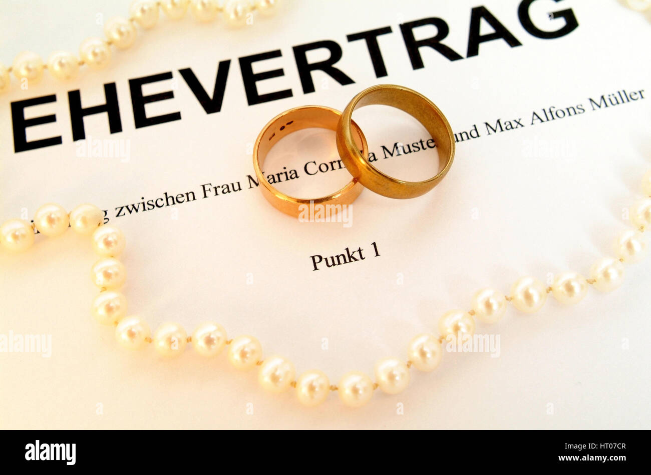 Symbolbild Ehevertrag - syymbolic for marriage contract Stock Photo