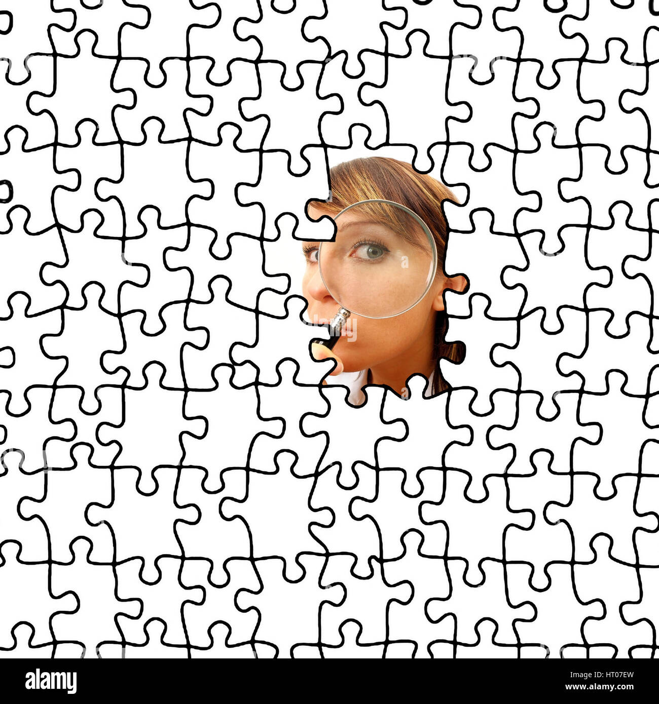 Symbolbild Absoluter Durchblick, Frau mit Lupe erscheint in einem Puzzle - symbolic for absolutly perspective Stock Photo