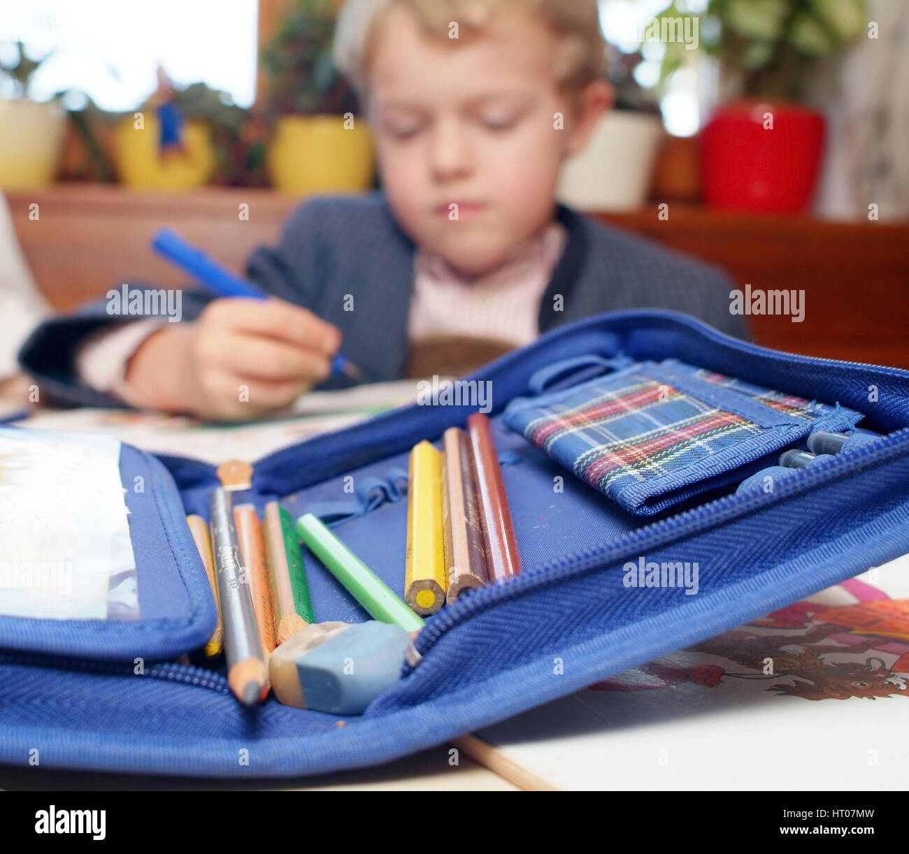 Schuljunge macht Hausaufgabe - schoolboy doing homework Stock Photo