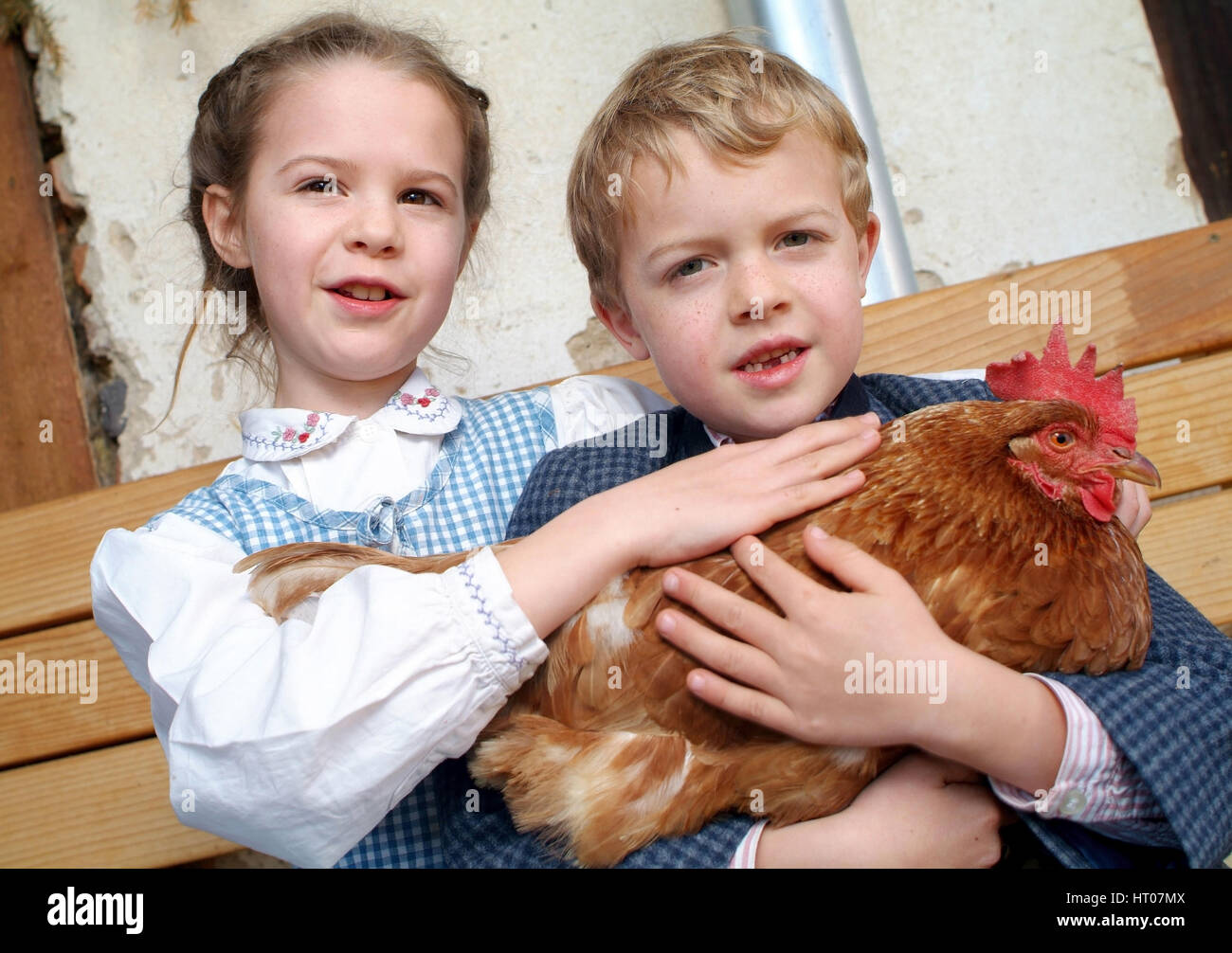 Kinder mit Henne - children with hen Stock Photo