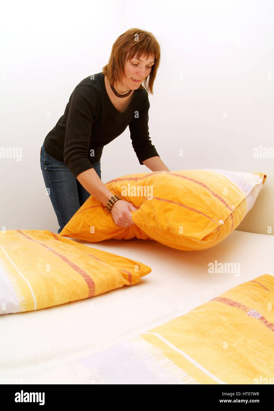Frau beim Bettenmachen - bedmaker Stock Photo