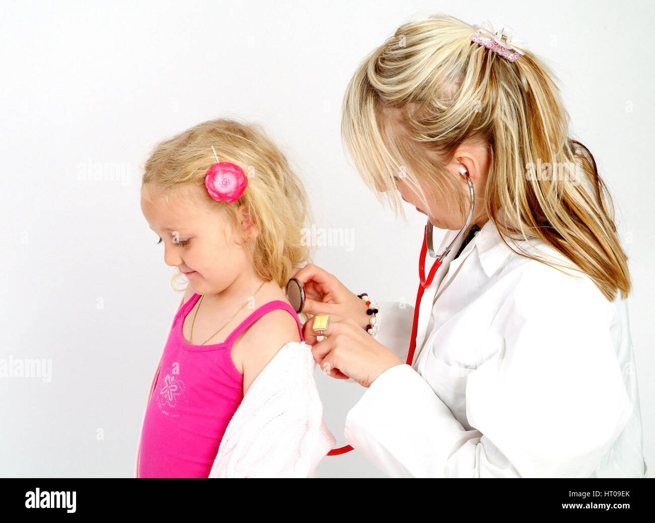 Kinderaerztin untersucht Maedchen mit Stethoskop - pediatrician Stock Photo