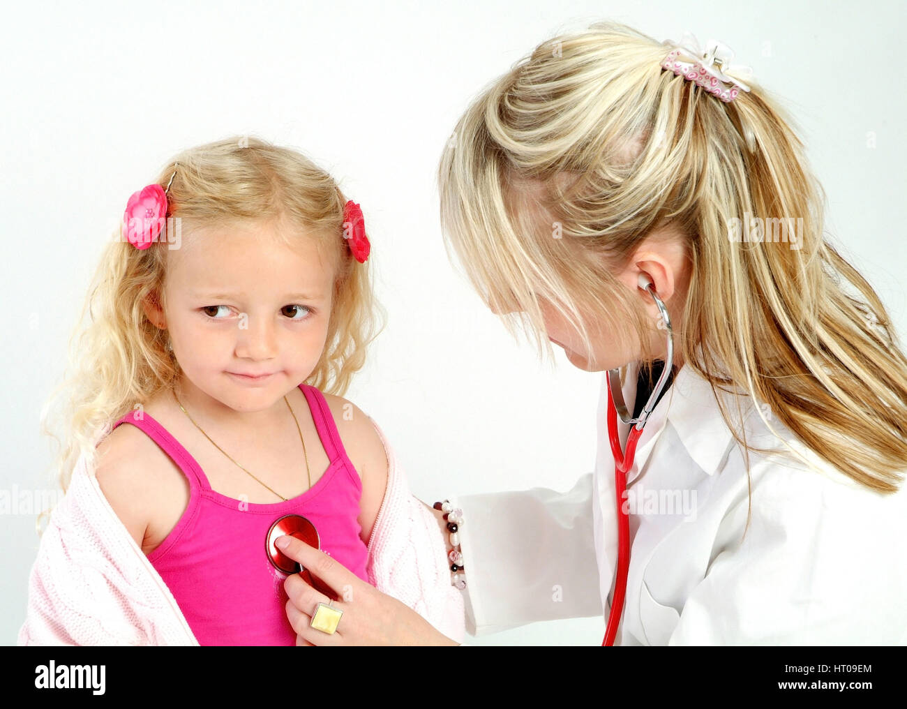 Kinderaerztin untersucht Maedchen mit Stethoskop - pediatrician Stock Photo