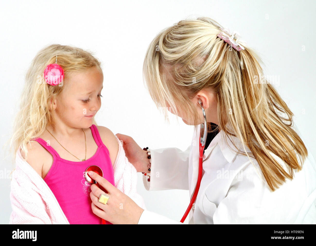 Kinderaerztin untersucht Maedchen mit Stethoskop - pediatrician Stock Photo