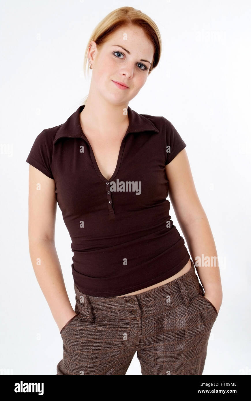 Blonde Frau, 20 Jahre, in braunem Shirt und Hose - young, trendy woman Stock Photo