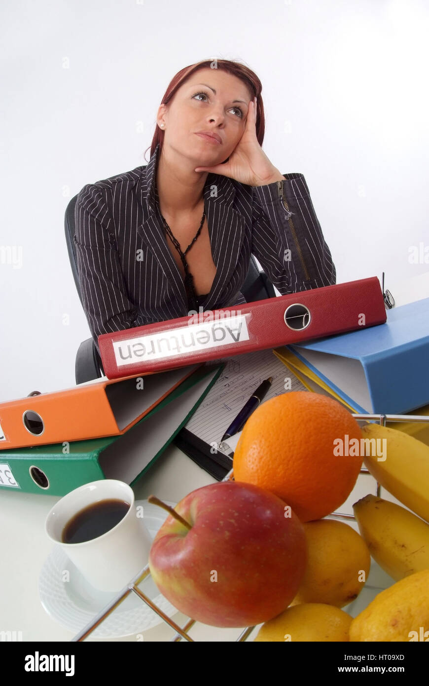 ‹berforderte Geschoeaeftsfrau am Schreibtisch - overcharged businesswoman at the office Stock Photo