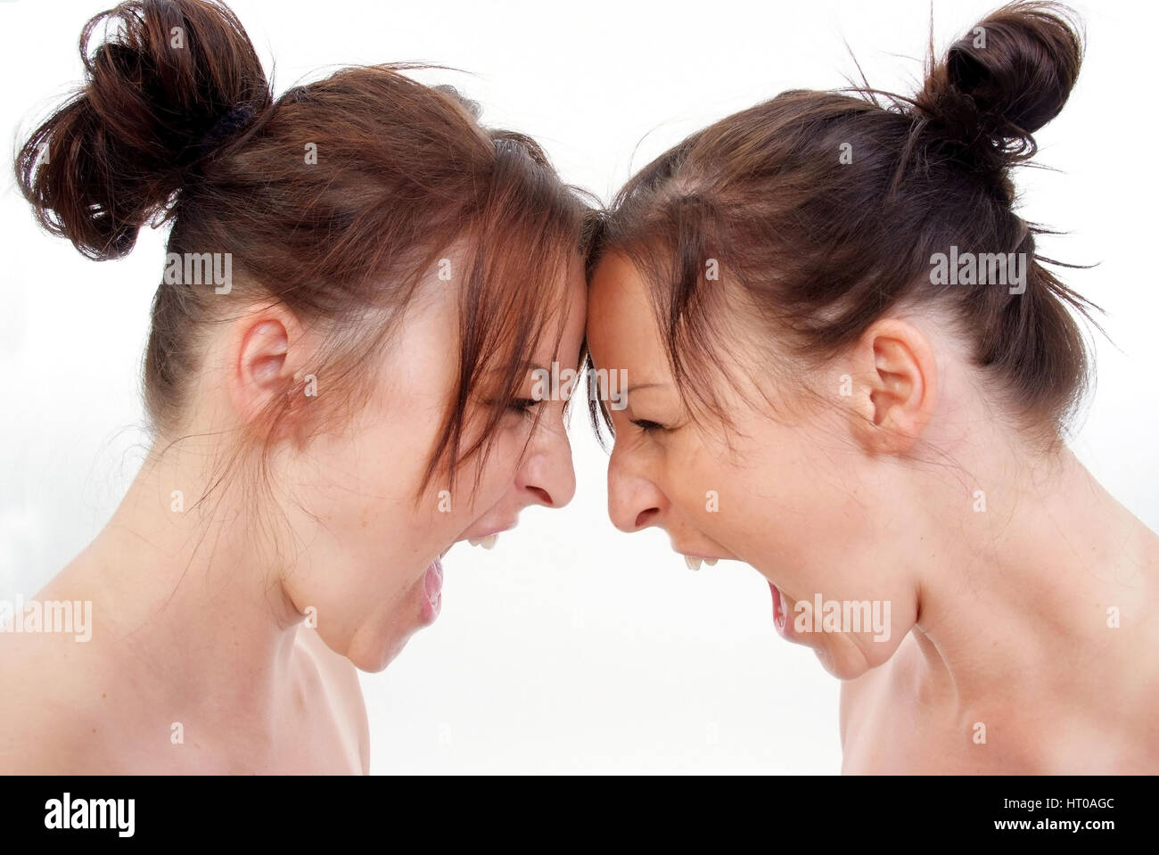 Zwillinge schreien sich an - twins screaming each other Stock Photo