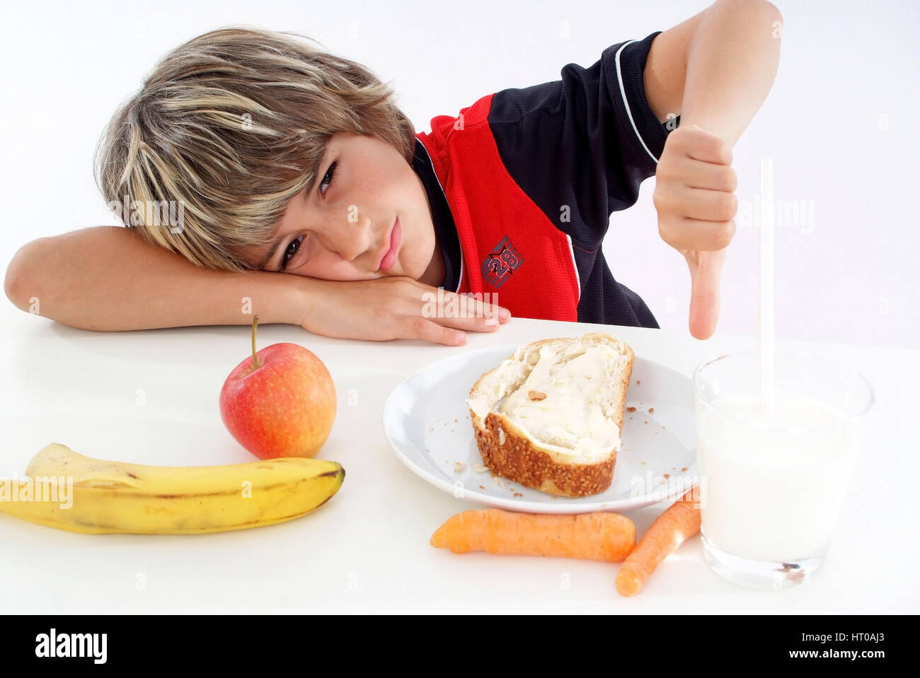 Schuljunge mag sein gesundes Fr?hst?ck nicht - boy doesn¥t like healthy breakfast Stock Photo