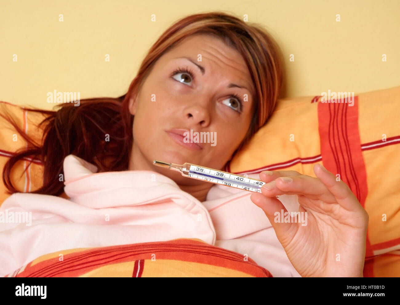 Frau mit Fieber im Bett - woman with ague in bed Stock Photo