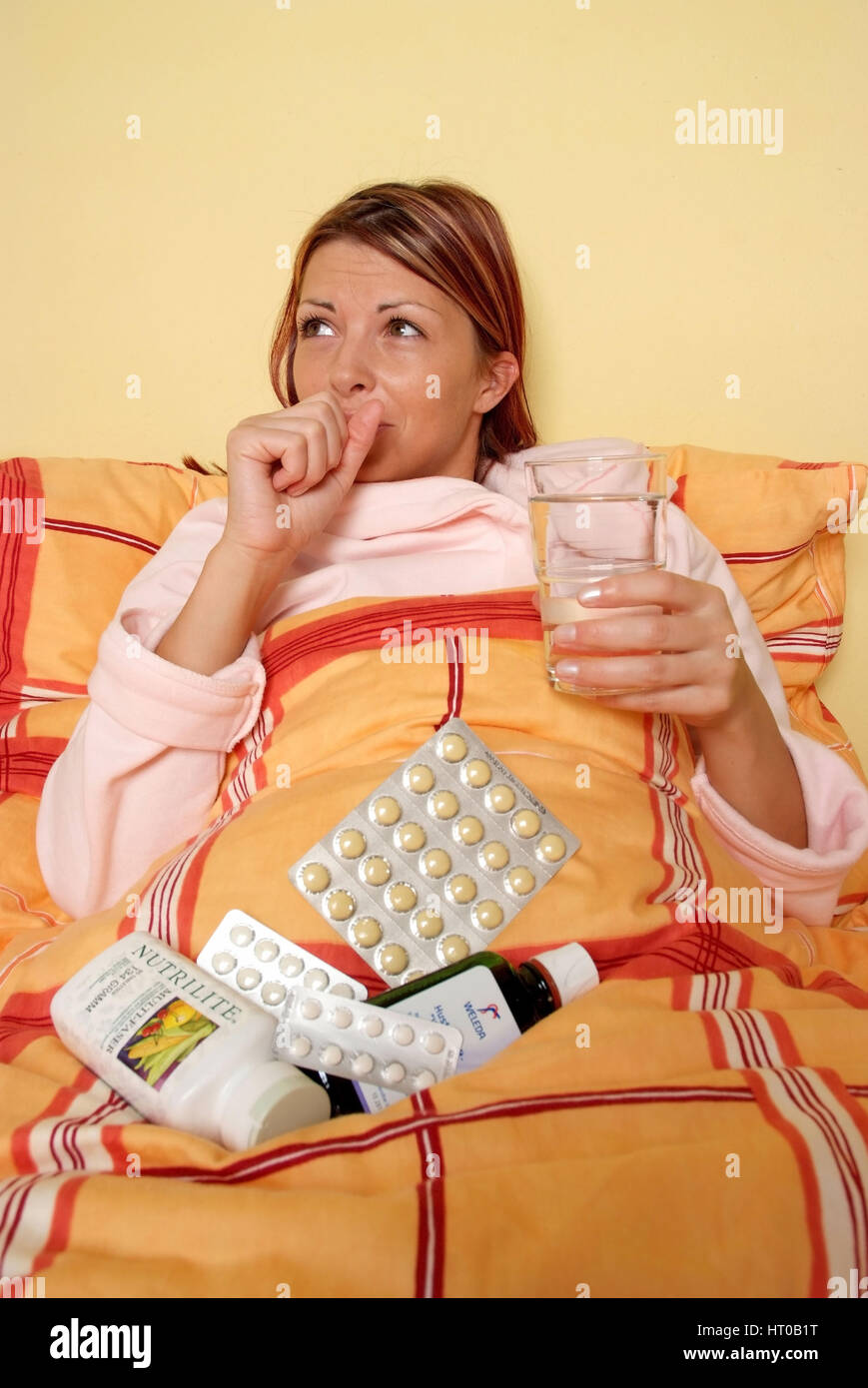 Grippekranke Frau im Bett - sick woman in bed Stock Photo