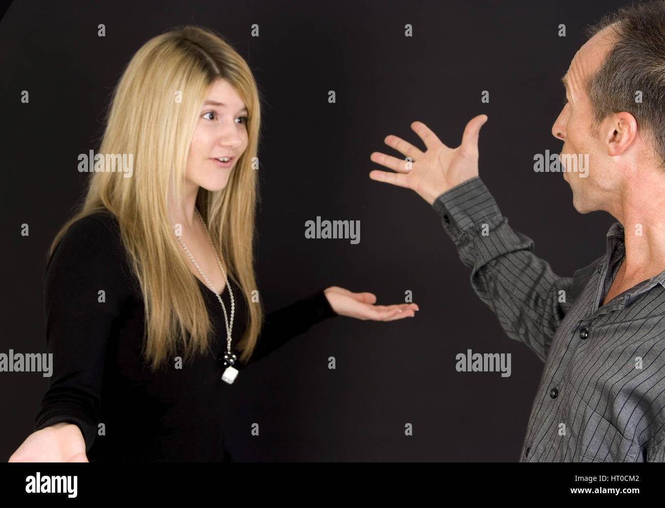 Jugendliche Tochter und Vater streiten miteinander - father and daughter are argue Stock Photo