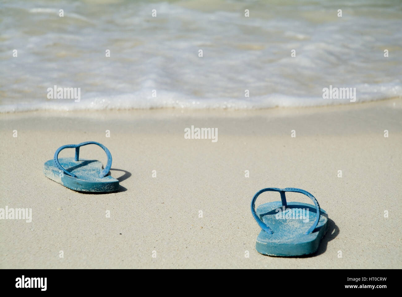 Flip Flops am Sandstrand - flip-flop on sandy beach Stock Photo