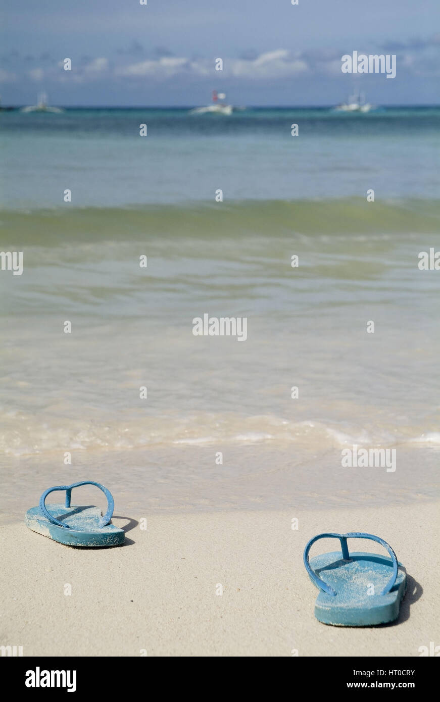 Flip Flops am Sandstrand - flip-flop on sandy beach Stock Photo